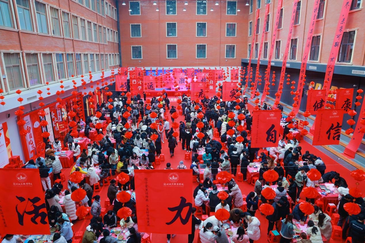 超震撼！郑州城市职业学院全校师生上演万人包饺子大赛
