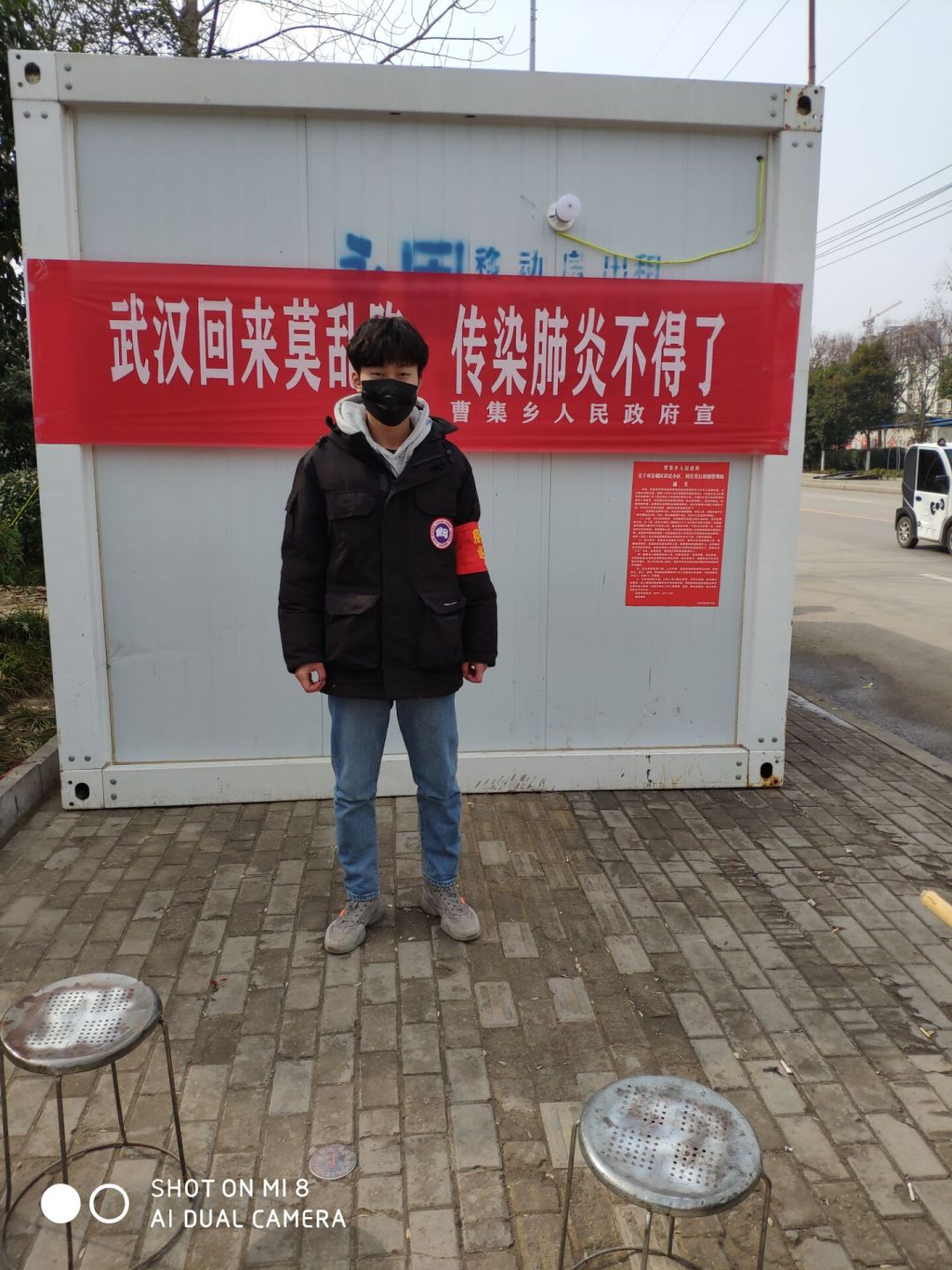 学生主动担当志愿者