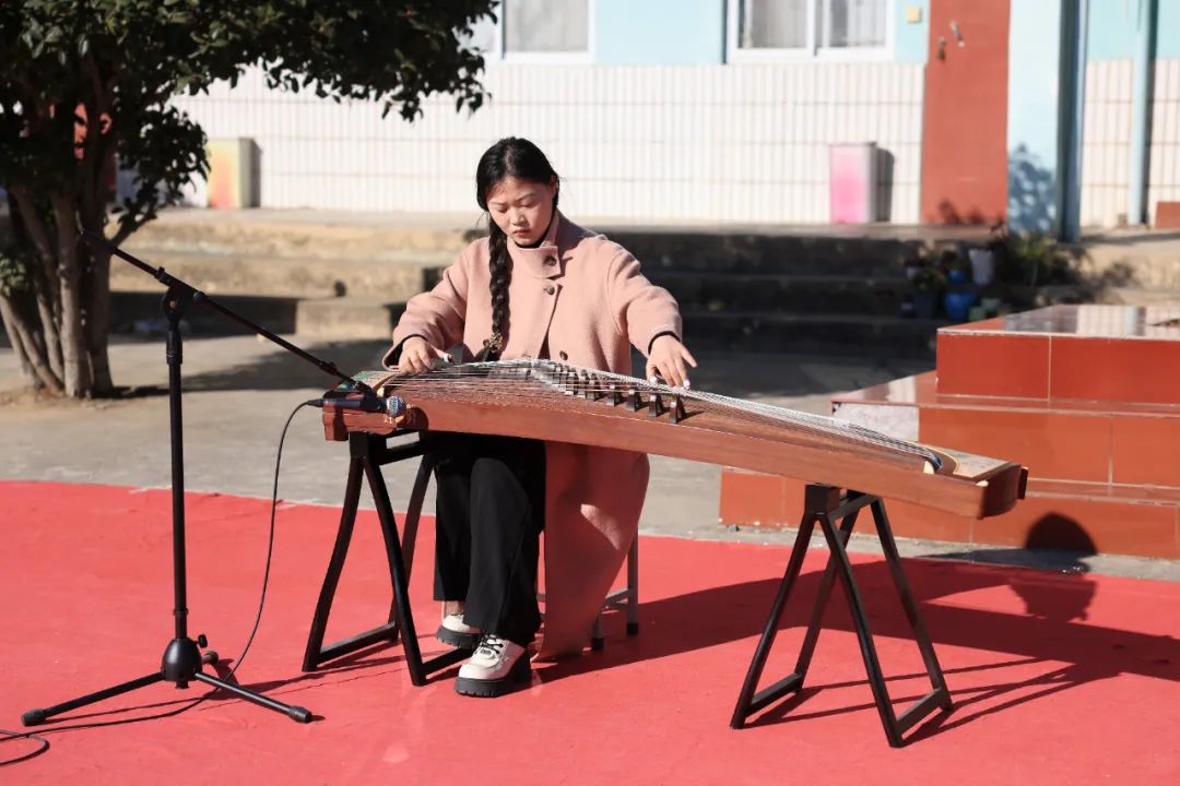 郑州城市职业学院师生走进良水寨小学支教