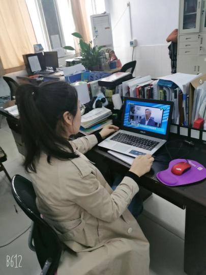 教师观看视频学习