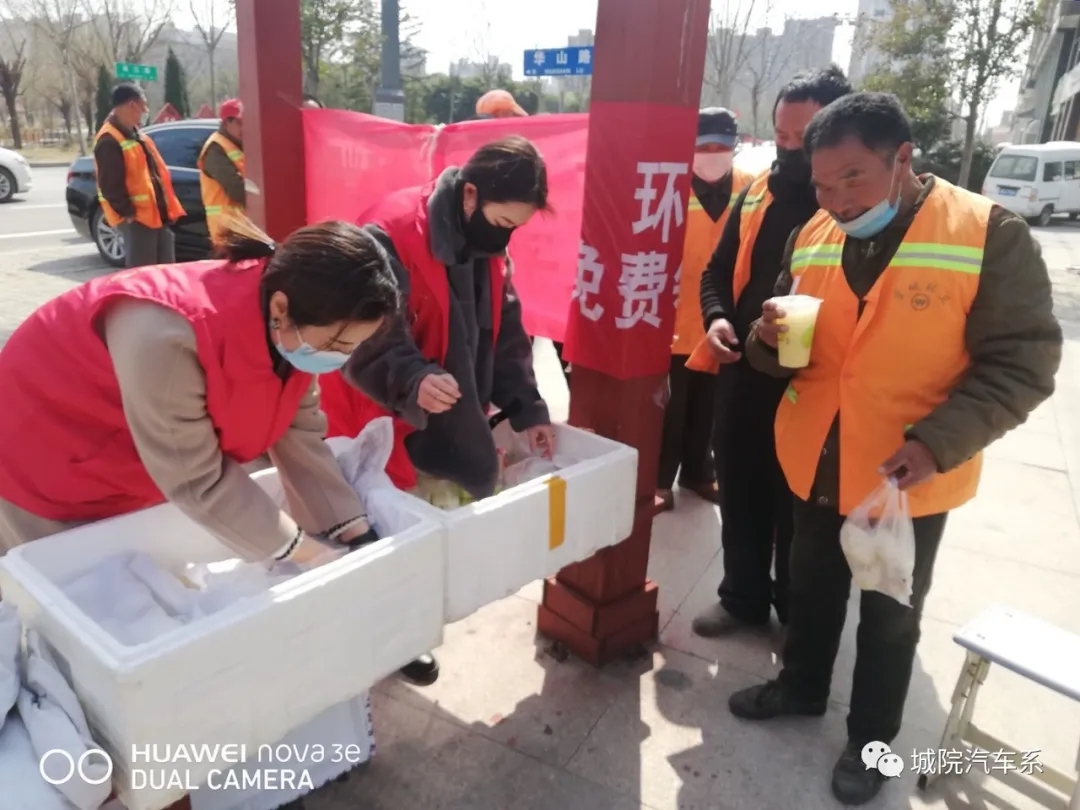 学生主动担当志愿者