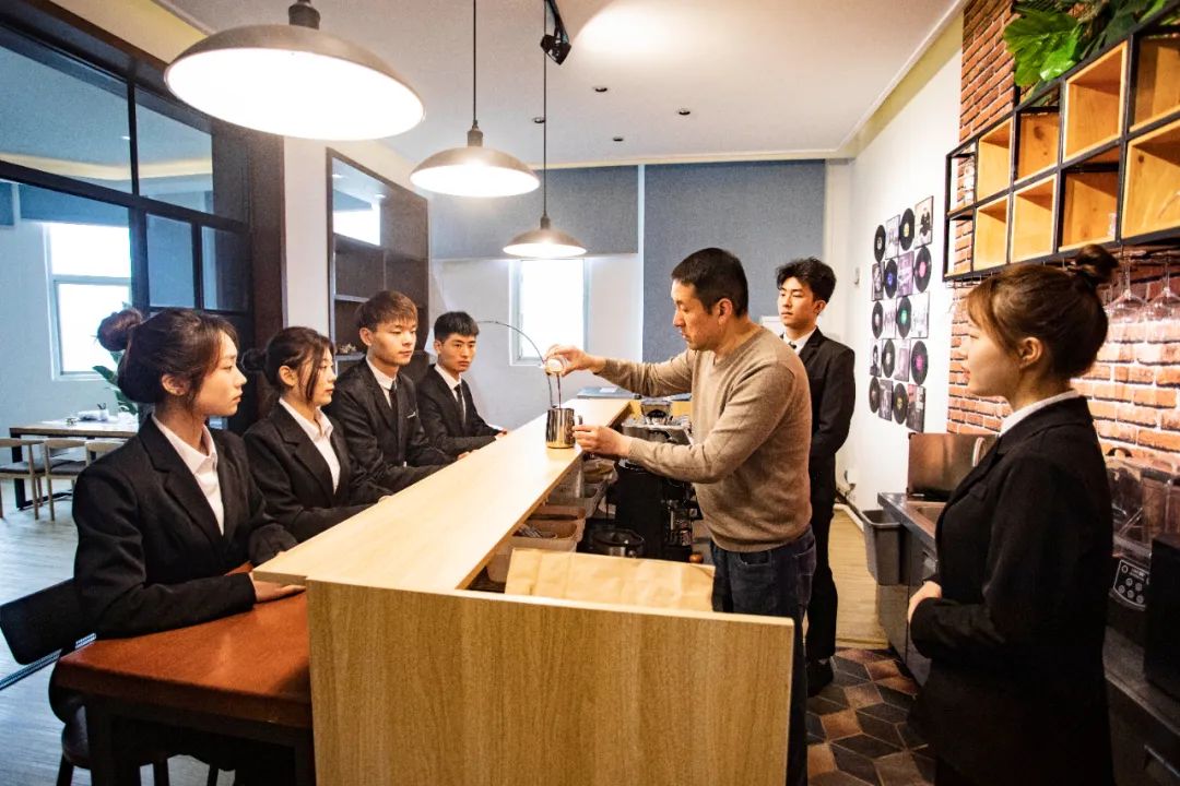 冯克云:新荣记名企班,实现高薪就业的直通车 冯克云:新荣记名企班,实现高薪就业的直通车