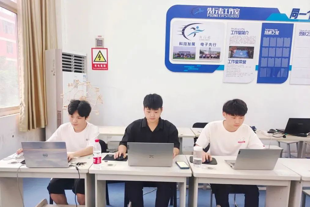李荡荡:城院里的“竞赛极客” 李荡荡:城院里的“竞赛极客”