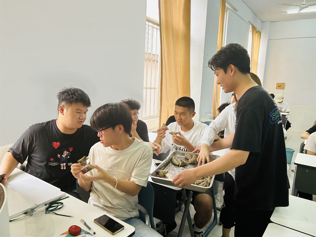 智能制造学院为在校专升本学生发放粽子大礼包 智能制造学院为在校专升本学生发放粽子大礼包