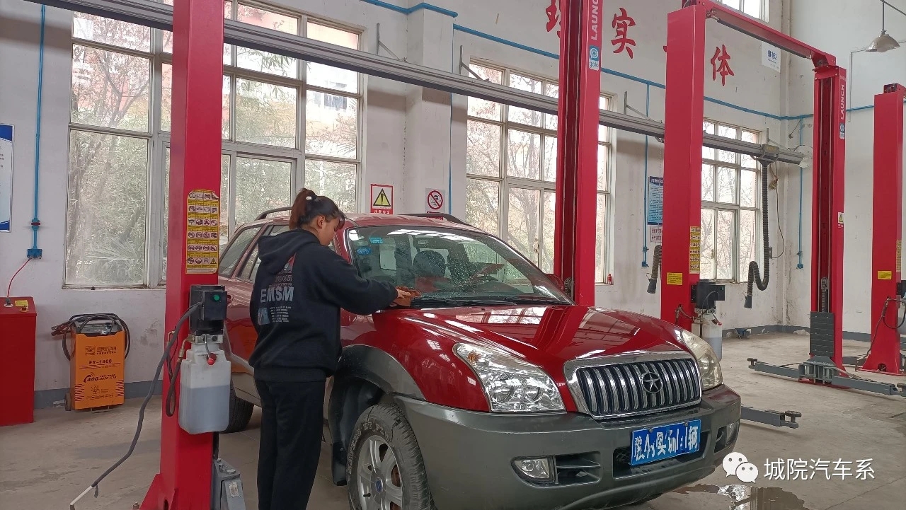 学生志愿者清洗汽车