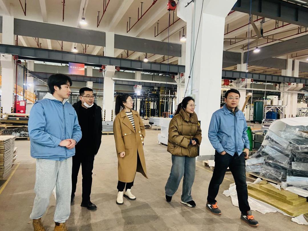 欧伏电气（靖江）有限公司领导带领智能制造学院机电工程系调研团队参观加工车间