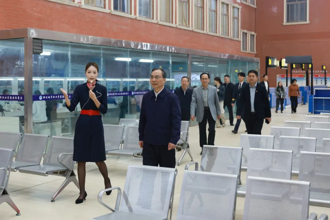 河南省委教育工委专职副书记尹洪斌一行到郑州城市职业学院调研指导