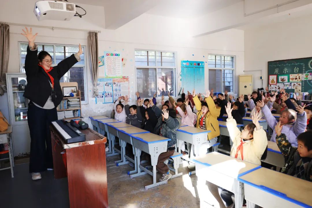 郑州城市职业学院师生走进良水寨小学支教