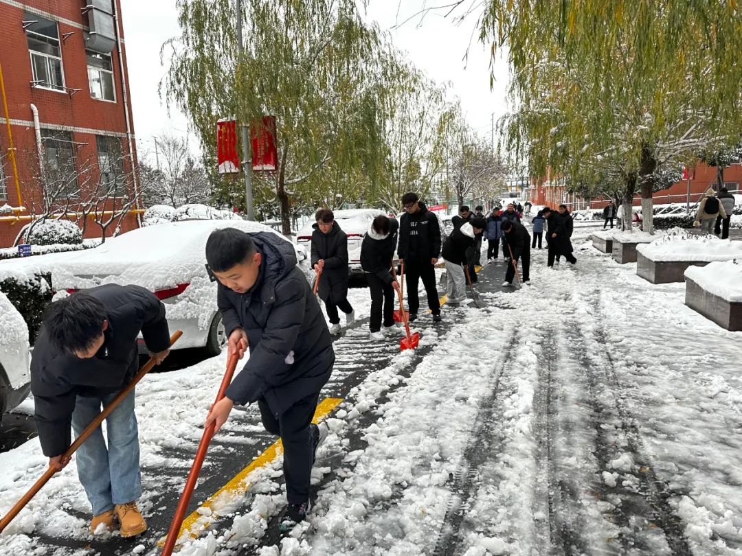 师生共除雪,温暖沁人心 师生共除雪,温暖沁人心