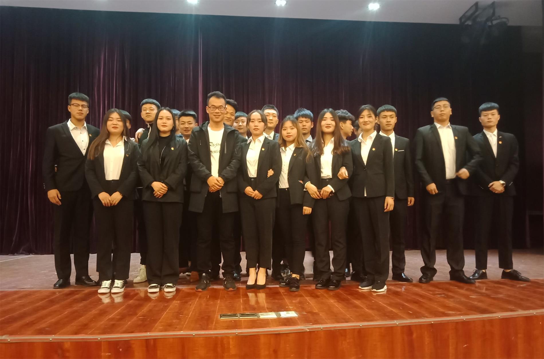 第八届学生会干部与王世龙老师合照