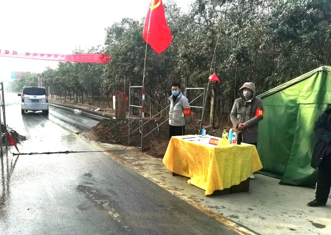 学生主动担当志愿者