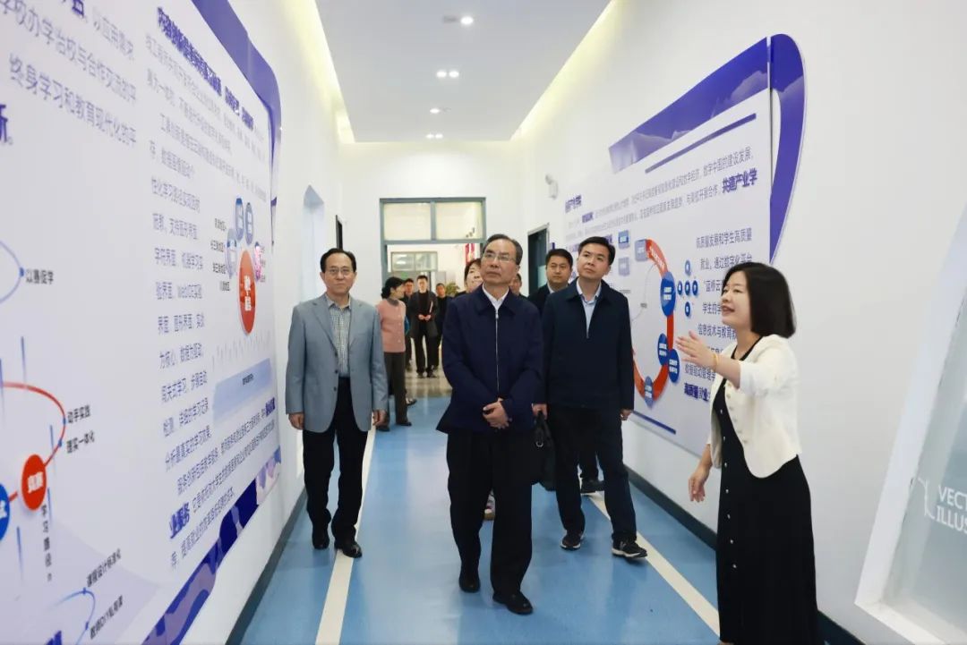 河南省委教育工委专职副书记尹洪斌一行到郑州城市职业学院调研指导