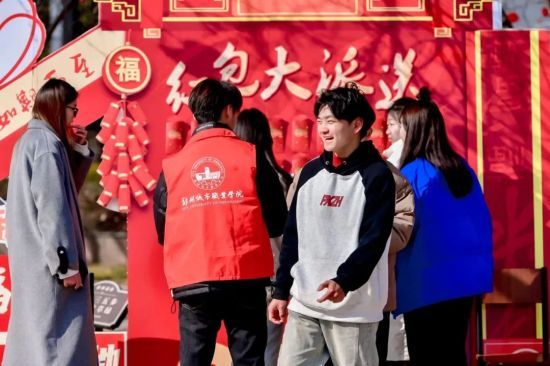 图为城宝在现场抽盲盒。 图为城宝在现场抽盲盒。