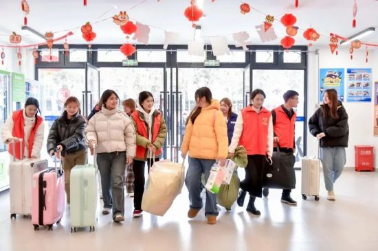 图为校园志愿者接城宝“回家”。 图为校园志愿者接城宝“回家”。