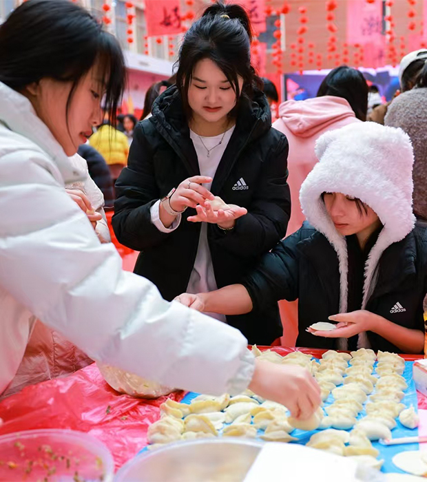 郑州城市职业学院全校师生上演万人包饺子大赛